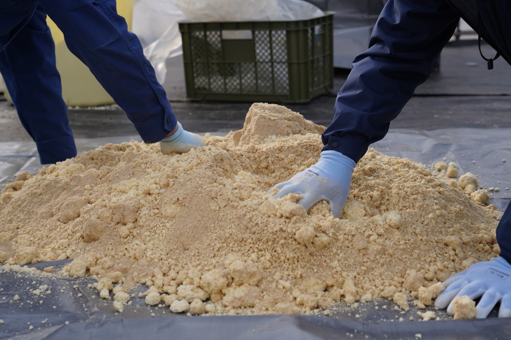おから発酵肥料の仕込み風景